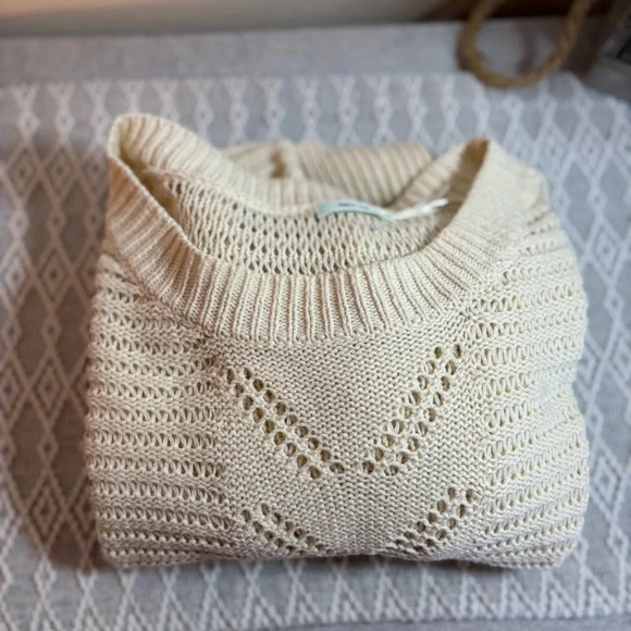 Kimchi Blue Cream Long sleeve lightweight Sweater. Junior Size M. - Picture 3 of 5